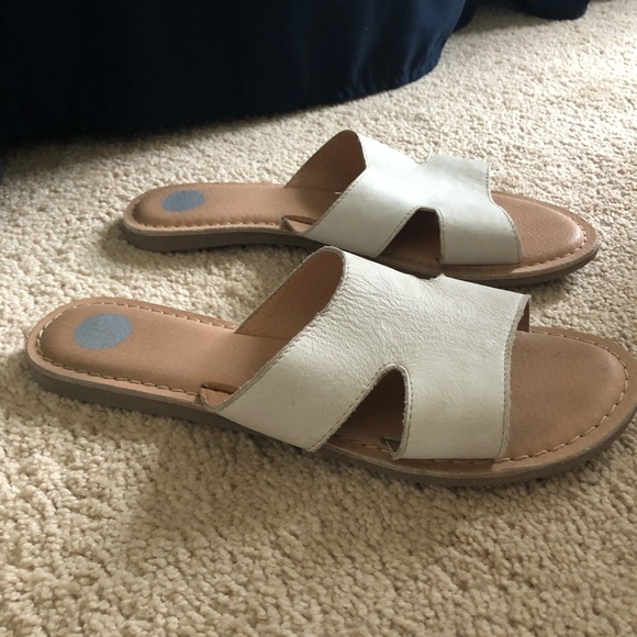 Woman’s Light tan slide sandals - Picture 2 of 3